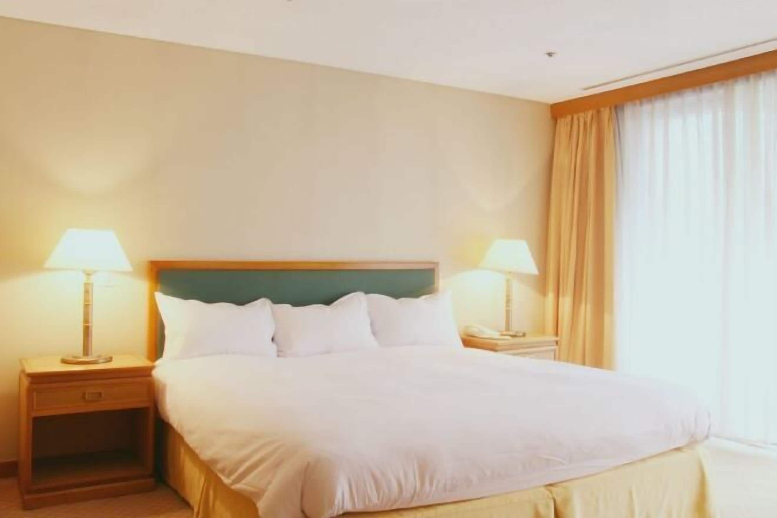 Coffres-forts dans les chambres, rideaux occultants, Internet