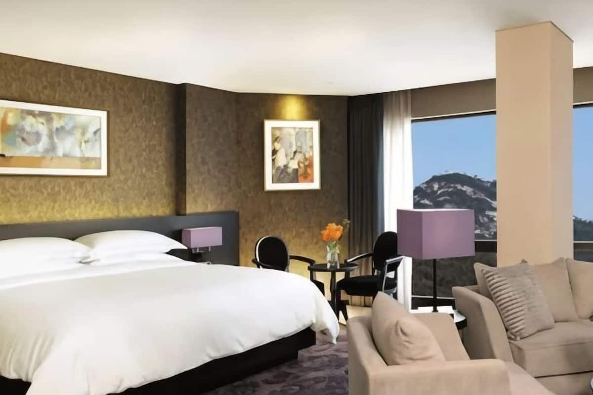 In-room safe, blackout drapes, Internet, bed sheets
