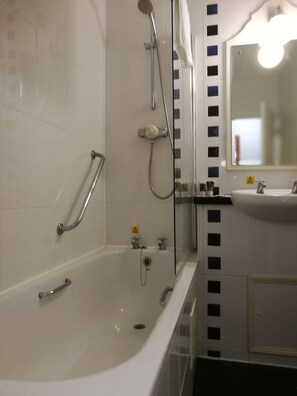 Habitación clásica con 2 camas individuales, 2 camas individuales | Baño | Tina con regadera, amenidades de baño gratuitas, secadora de cabello 