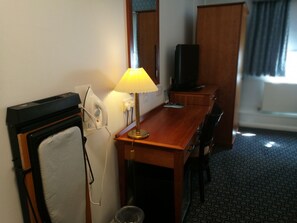 Desk, iron/ironing board, free cots/infant beds, rollaway beds - Mercure George Hotel Reading (Reading)