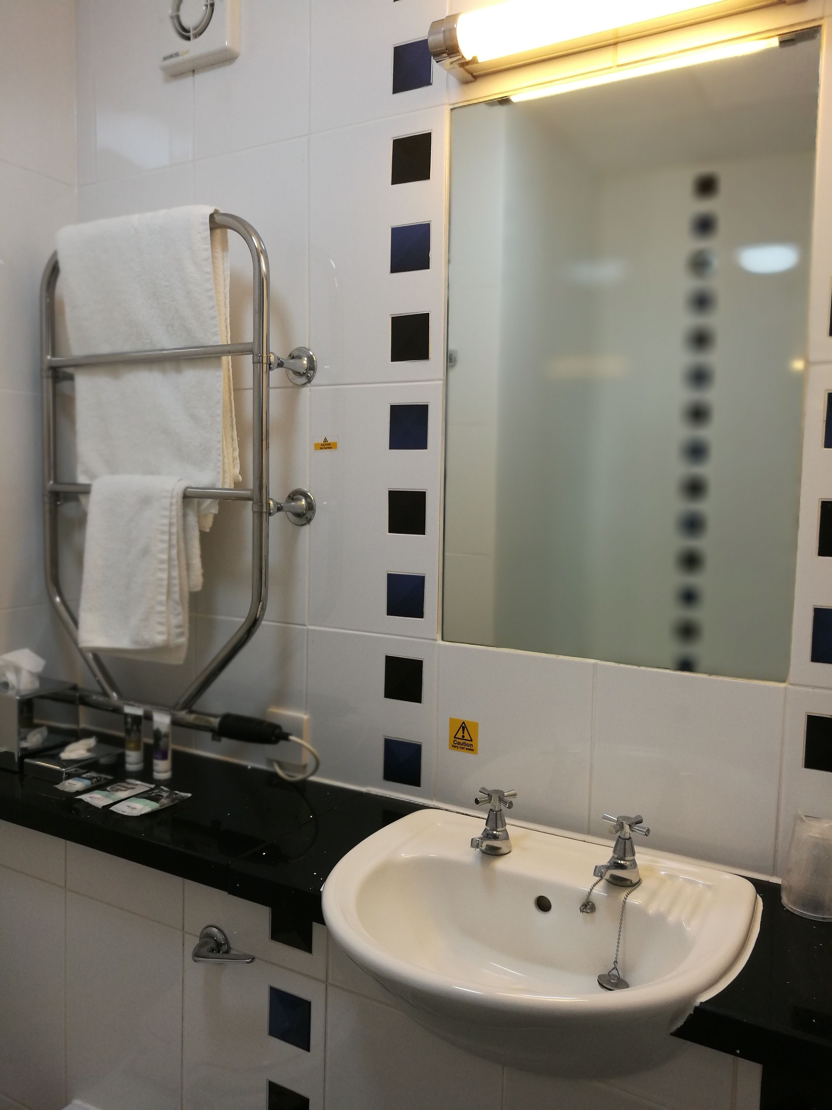 Combined shower/bathtub, free toiletries, hair dryer, towels