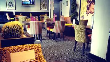 2 restaurants, lunch, dinner served; international cuisine