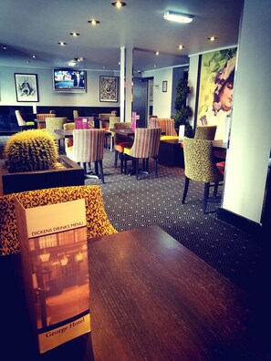 2 restaurants, lunch, dinner served; international cuisine