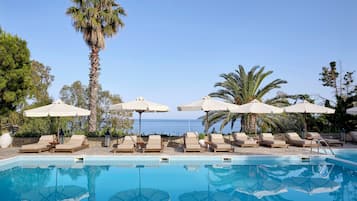 Outdoor pool, pool umbrellas, sun loungers