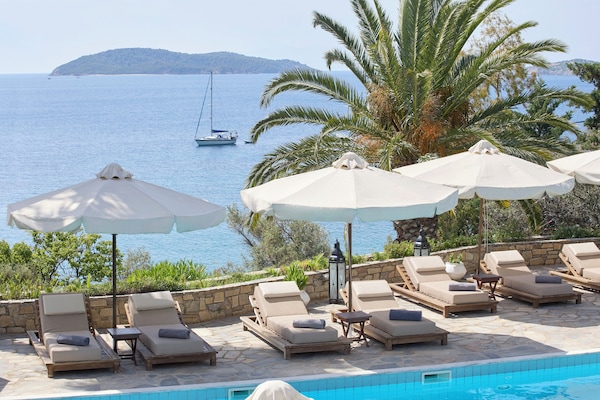 Piscina all'aperto, ombrelloni da piscina, lettini