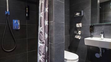 Twin kamer | Badkamer | Een douche, een haardroger, handdoeken