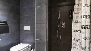 Standard-Dreibettzimmer | Badezimmer | Dusche, Haartrockner, Handtücher