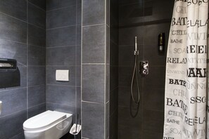 Standard Triple Room | Bathroom | Shower, hair dryer, towels - Hotel Manofa (Amsterdam)