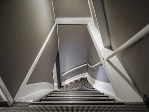 Coffres-forts dans les chambres, bureau, rideaux occultants