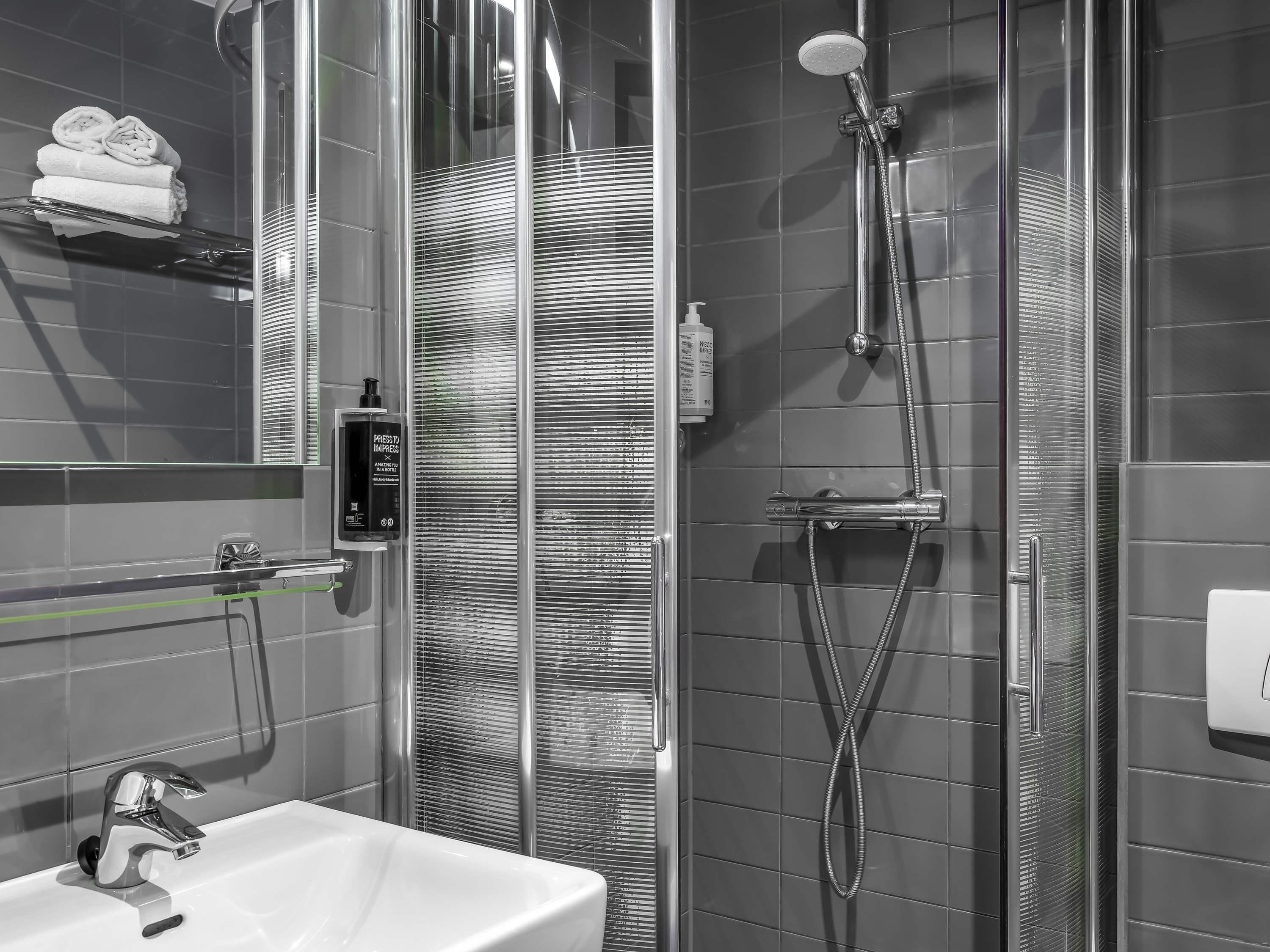 Zimmersafe, Schreibtisch, Verdunkelungsvorhänge, Bügeleisen/Bügelbrett