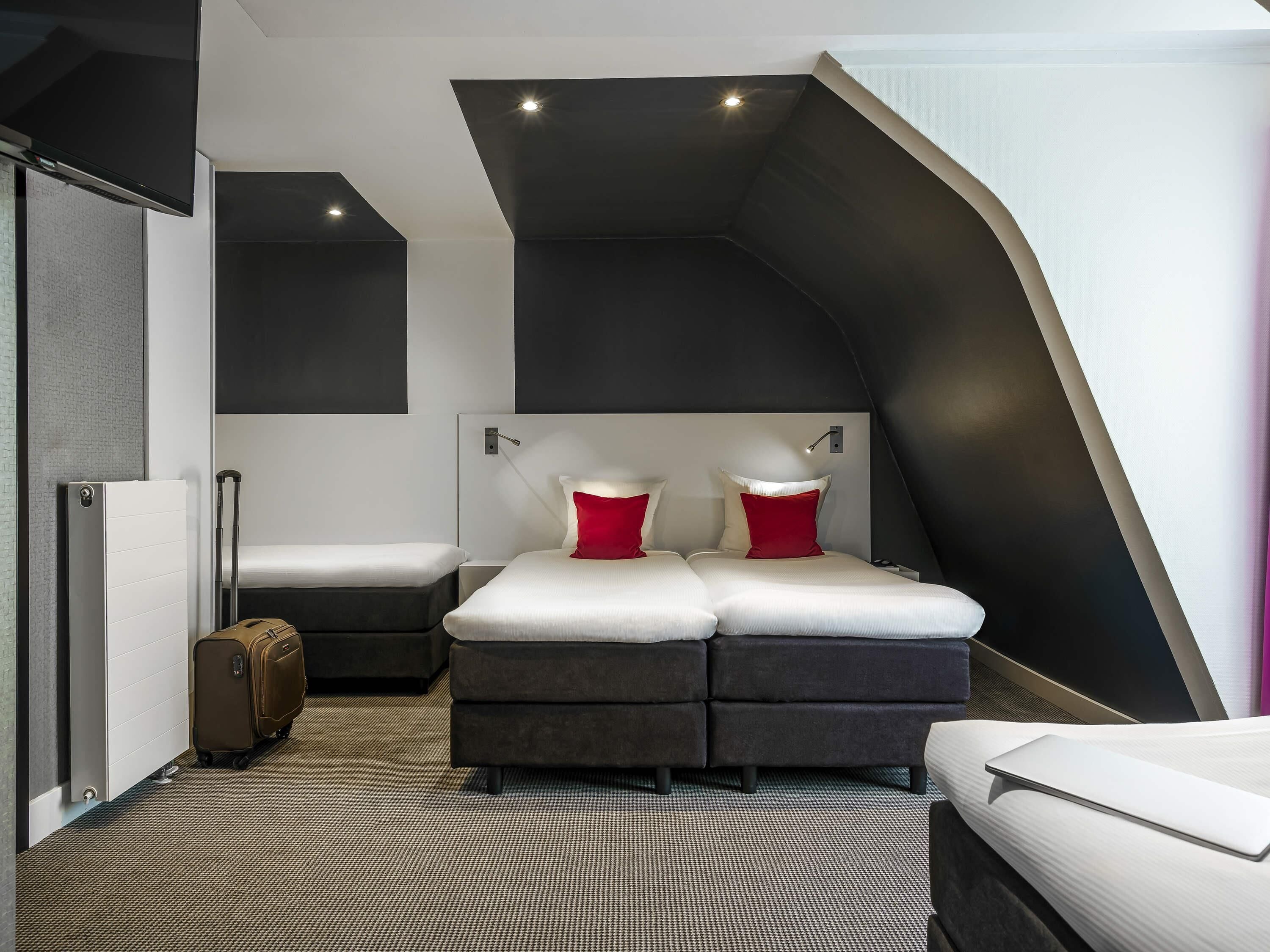 Familienzimmer, Mehrere Betten | Zimmersafe, Schreibtisch, Verdunkelungsvorhänge, Bügeleisen/Bügelbrett