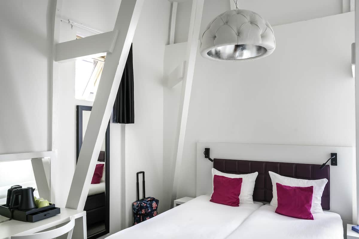 Tomannsrom, 2 enkeltsenger (Attic limited lift access) | Safe på rommet, skrivebord, blendingsgardiner og strykejern/-brett