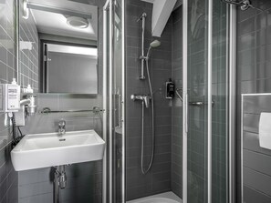 Chambre Familiale, plusieurs lits | Salle de bain