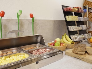 Petit déjeuner buffet (17.5 EUR par personne)