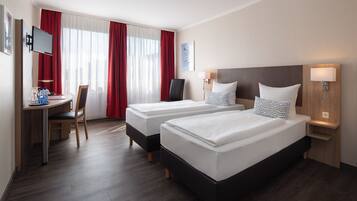 Dobbelt- eller tomannsrom | Minibar, safe på rommet, skrivebord og lydisolert