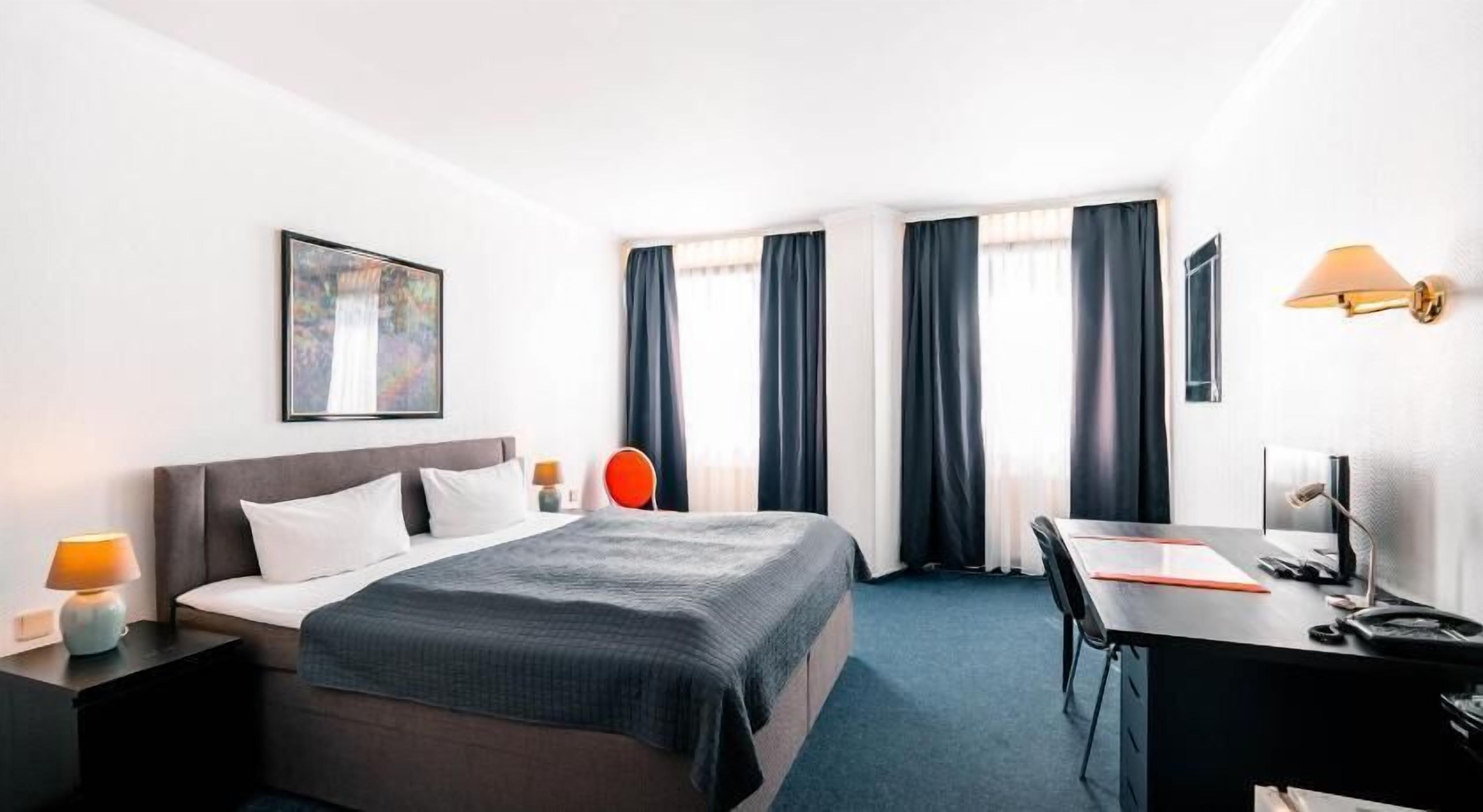 Minibar, coffres-forts dans les chambres, bureau, chambres insonorisées