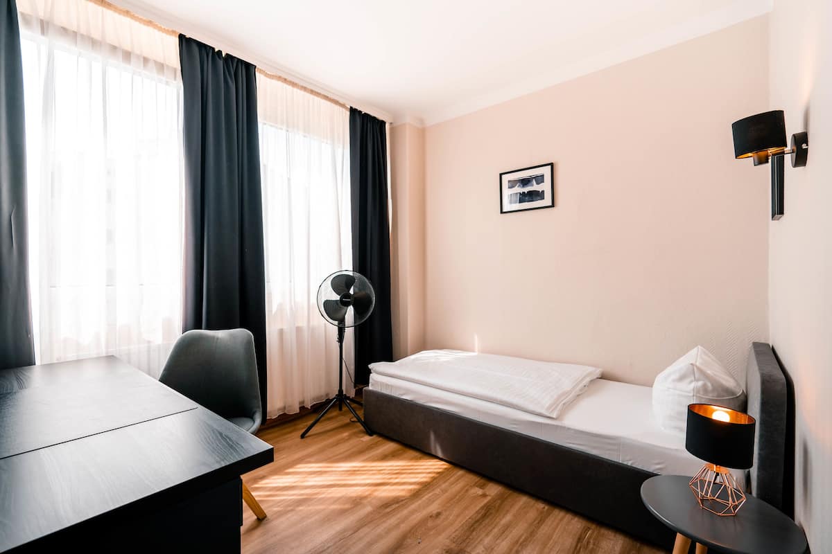 Kamar Single | Minibar, brankas, meja kerja, dan kedap suara