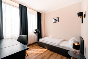 Single Room | Minibar, in-room safe, desk, soundproofing - Hotel Berliner Bär (Berlin)