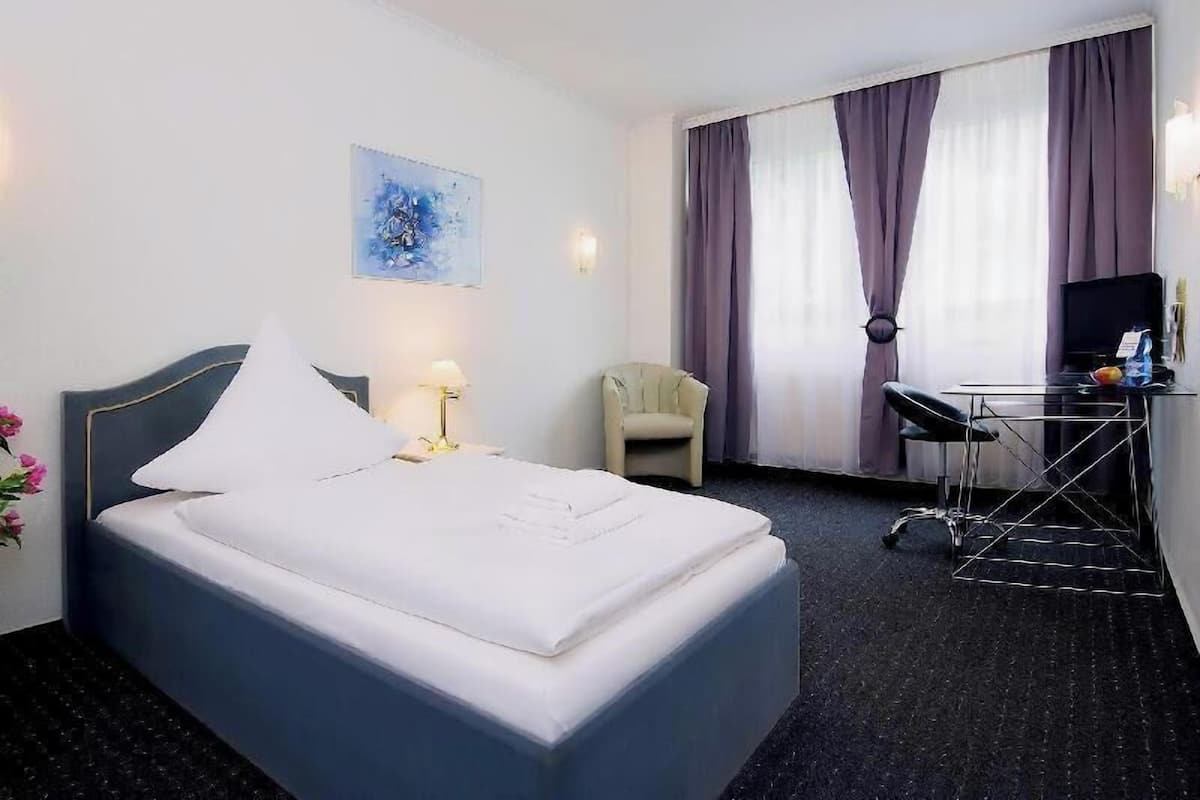 Minibar, vÀrdeförvaringsskÄp pÄ rummet, skrivbord och ljudisolering