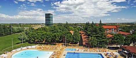 Piscina all'aperto, lettini