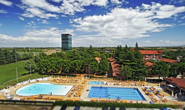 Una piscina al aire libre