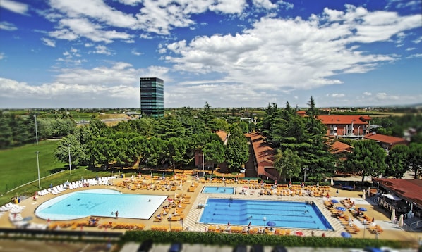 Outdoor pool, pool loungers