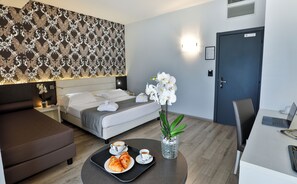 迷你吧、办公桌、免费 WiFi、床单