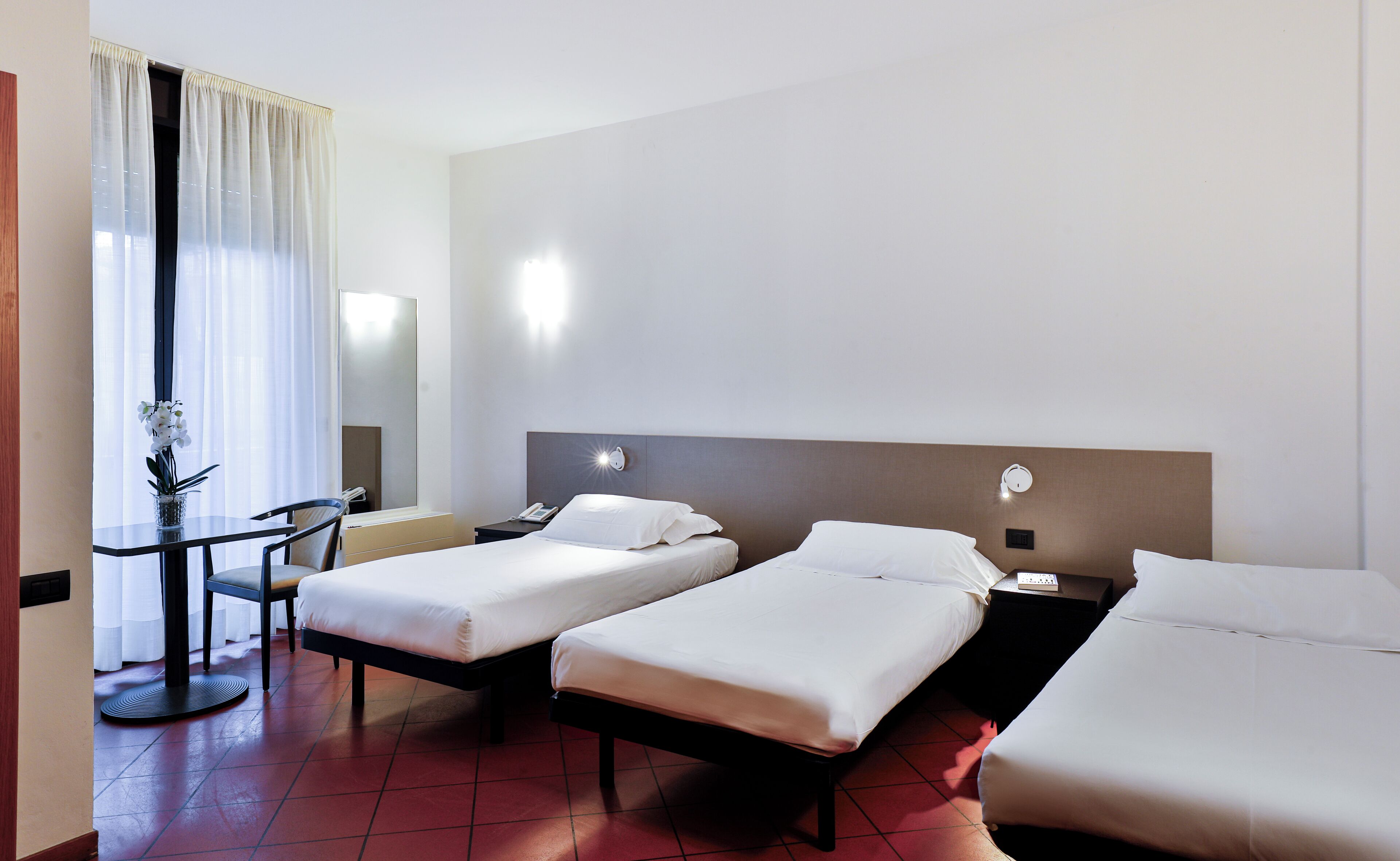 Minibar, escritorio, wifi gratis y ropa de cama 