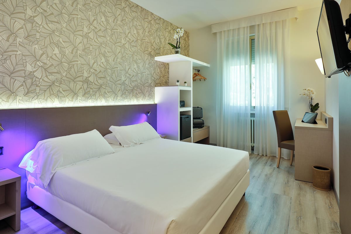 Minibar, desk, free WiFi, bed sheets