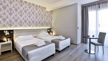 Deluxe Doppia, balcone | Frigobar, escrivaninha, Wi-Fi de cortesia, roupa de cama