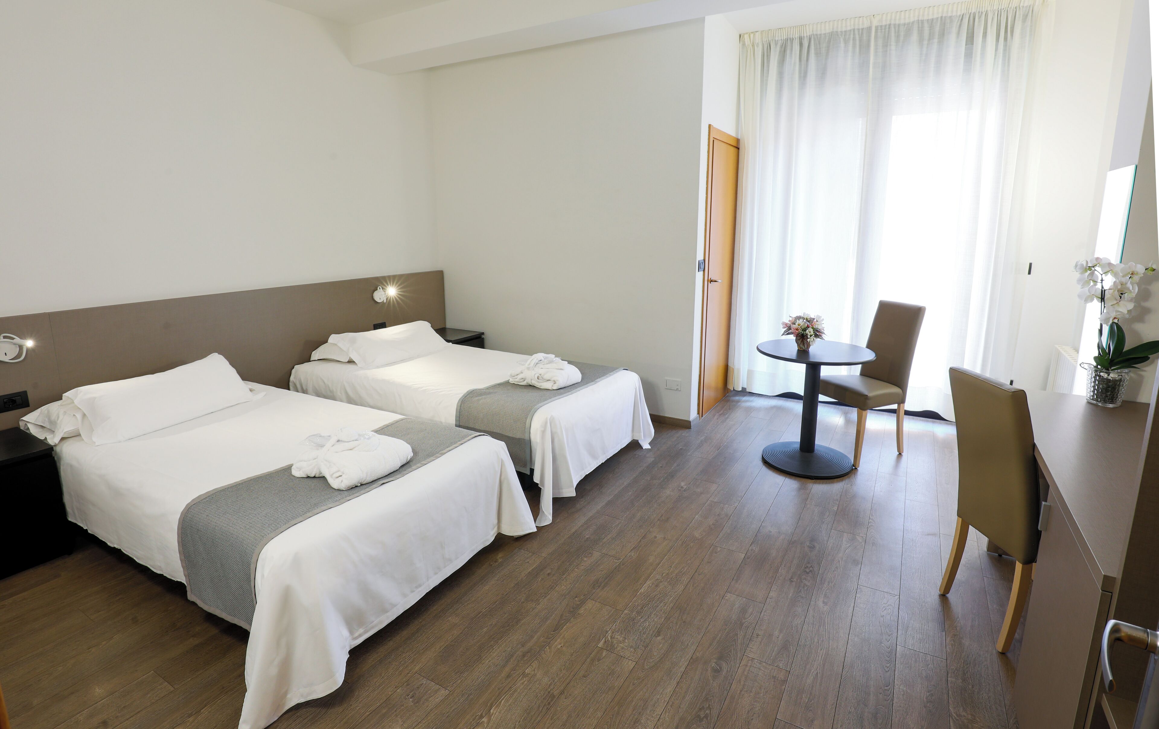 Minibar, escritorio, wifi gratis y ropa de cama 