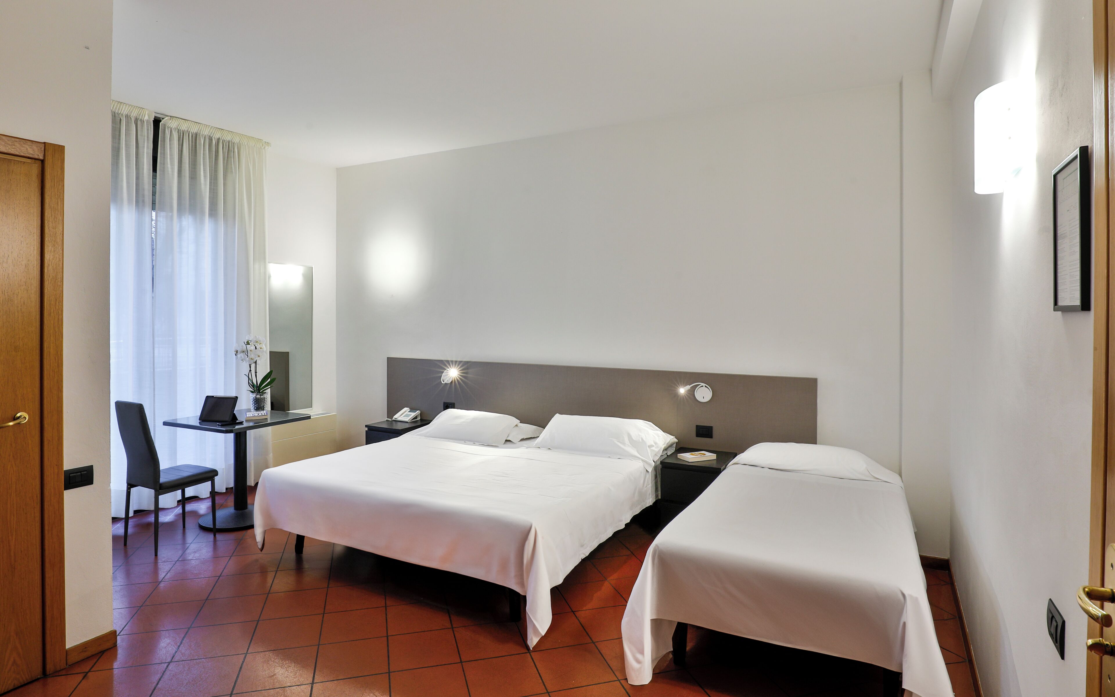 Minibar, escritorio, wifi gratis y ropa de cama 