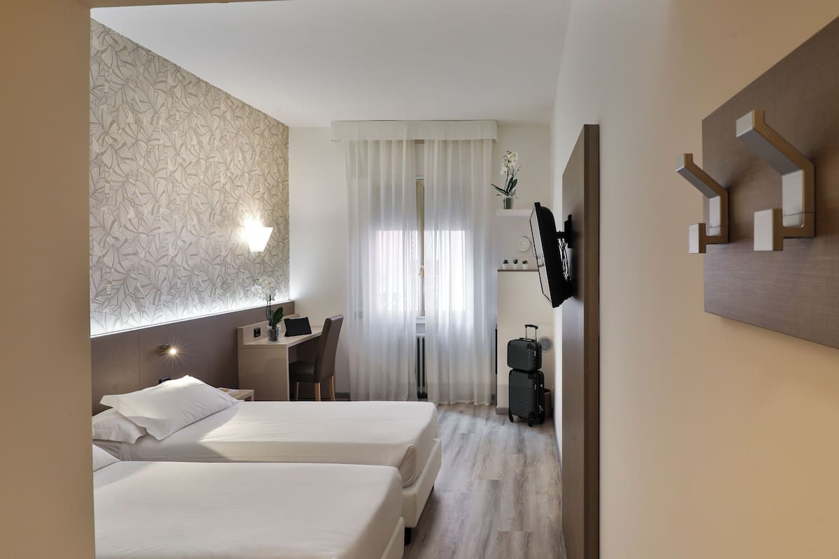 Minibar, skrivbord, gratis wi-fi och sÀngklÀder