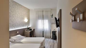 Minibar, Schreibtisch, kostenloses WLAN, Bettwäsche