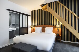 Caja de seguridad en la habitación y escritorio 