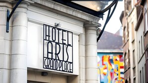 A building with a sign that reads "HOTEL ARTS GRAND PLACE". - Aris Grand-Place Hotel (Brussels)