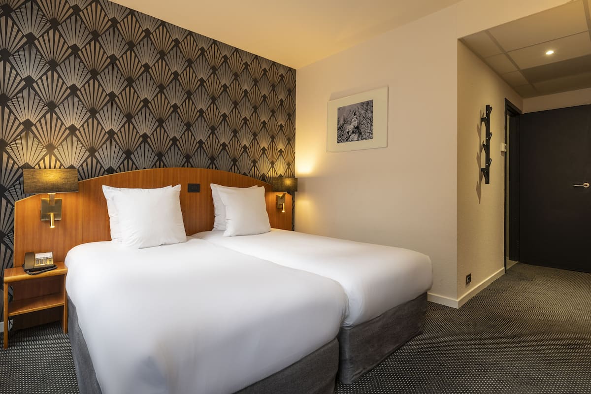 Classic Twin Room, 2 Single Beds | 1 bedroom, in-room safe, desk, soundproofing