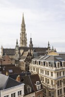 Ein historisches Gebäude mit einem markanten Turm und aufwendiger Architektur.