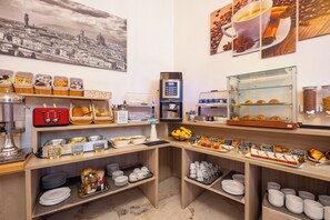 Un bufé de desayuno con diversos alimentos, una máquina de café y una presentación de café.