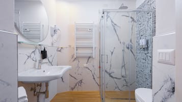 Dusj, hårføner, badekåper og bidé