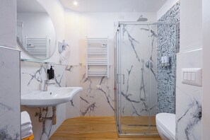 Shower, hair dryer, bathrobes, bidet - Lilium Hotel (Florence)