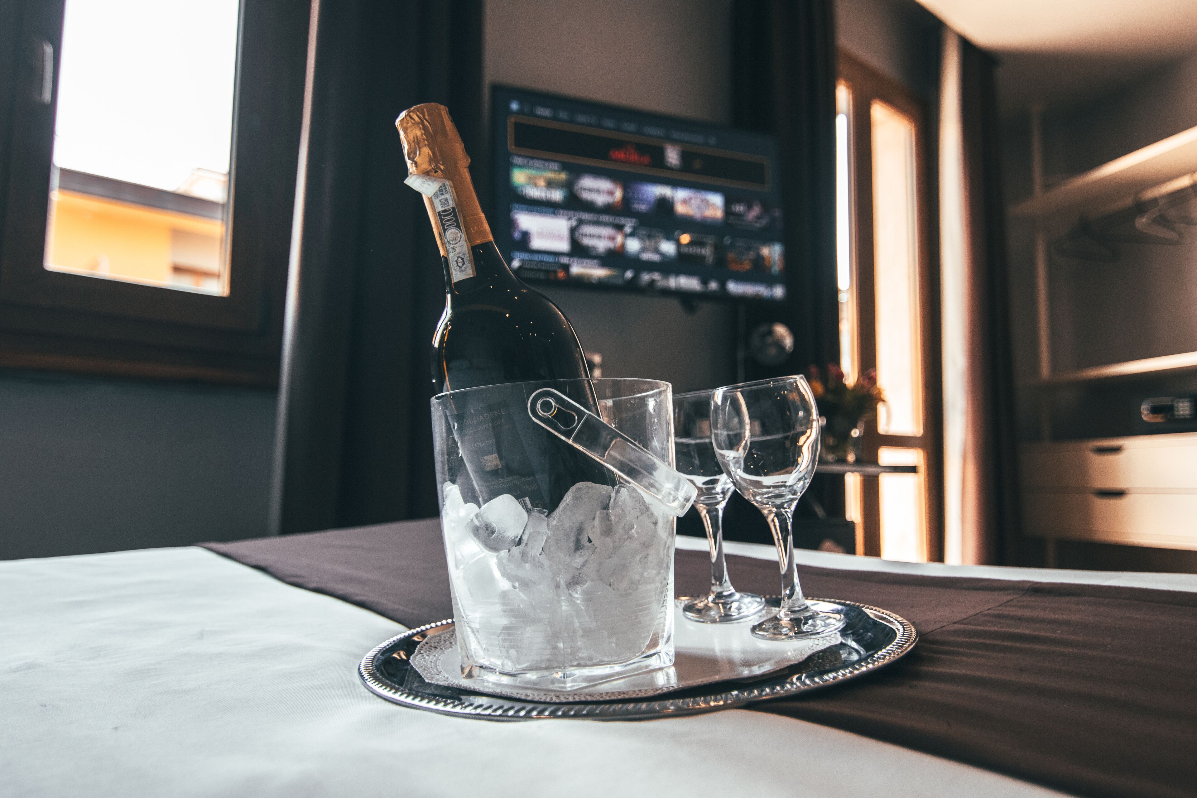 superior double room, jetted tub | in-room dining