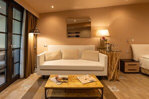 Estúdio luxo, 1 cama de casal | Área de estar | TV de tela plana