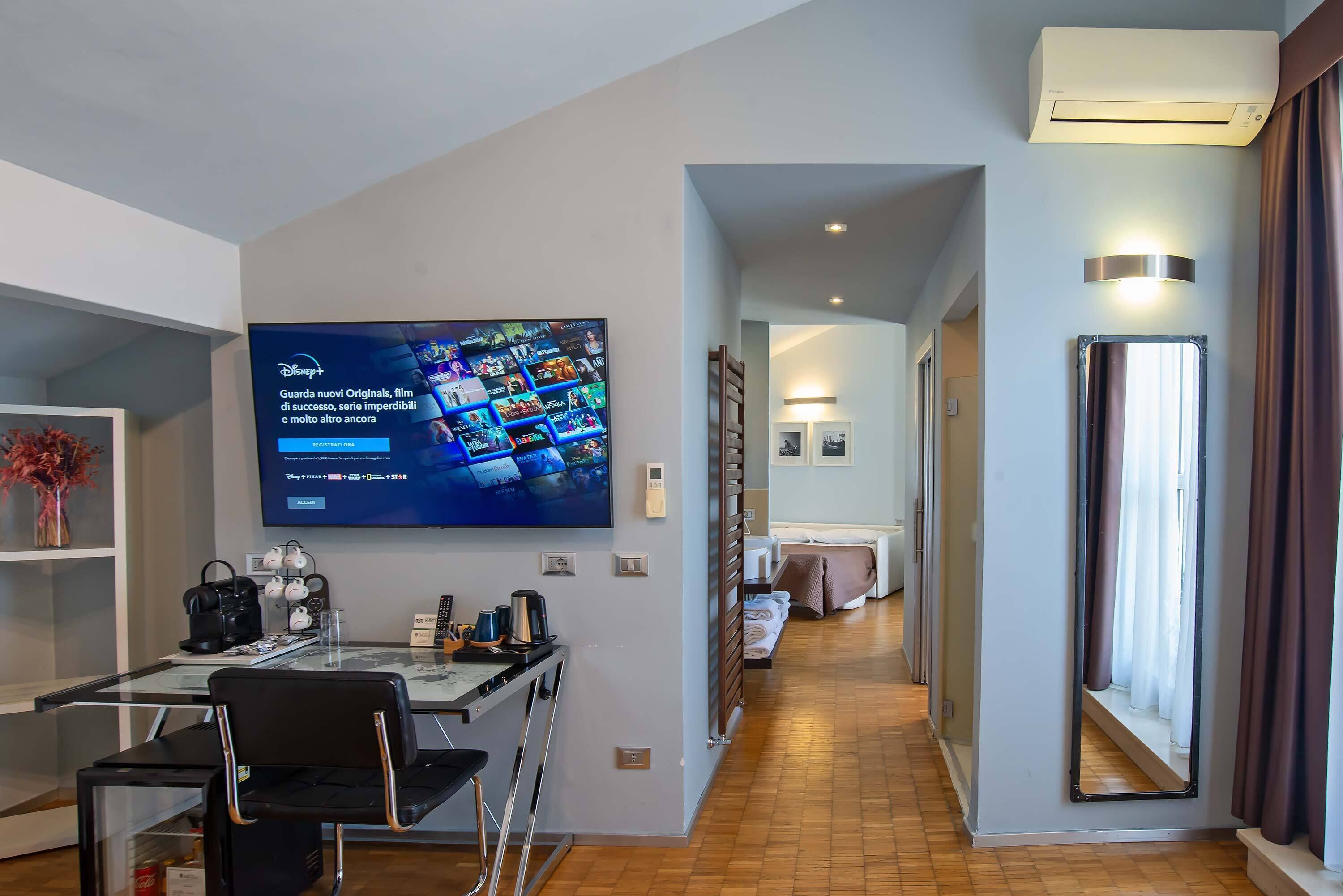 panoramic suite, jetted tub | minibar, in-room safe, desk, laptop workspace