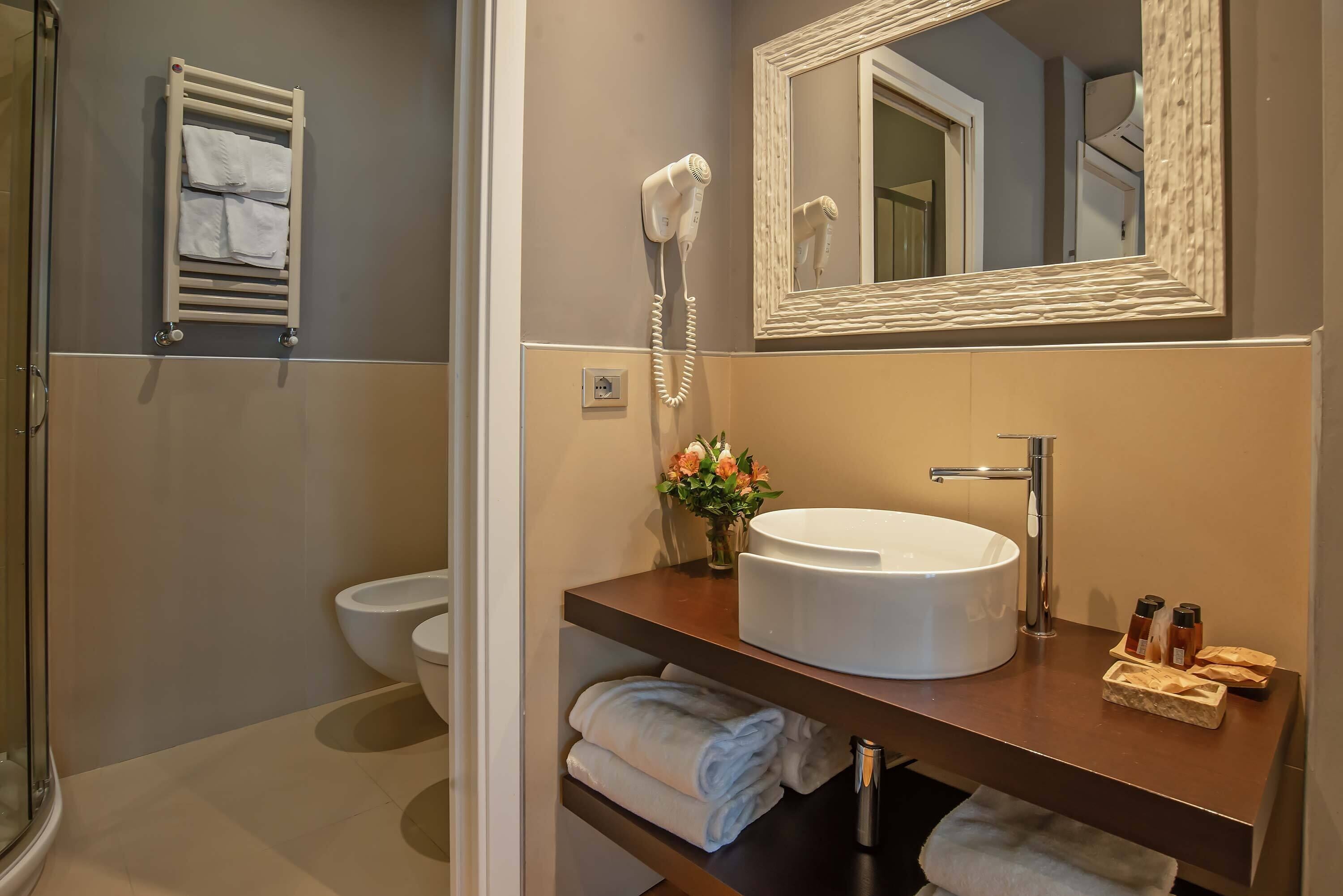 combined shower/bathtub, free toiletries, hair dryer, bidet