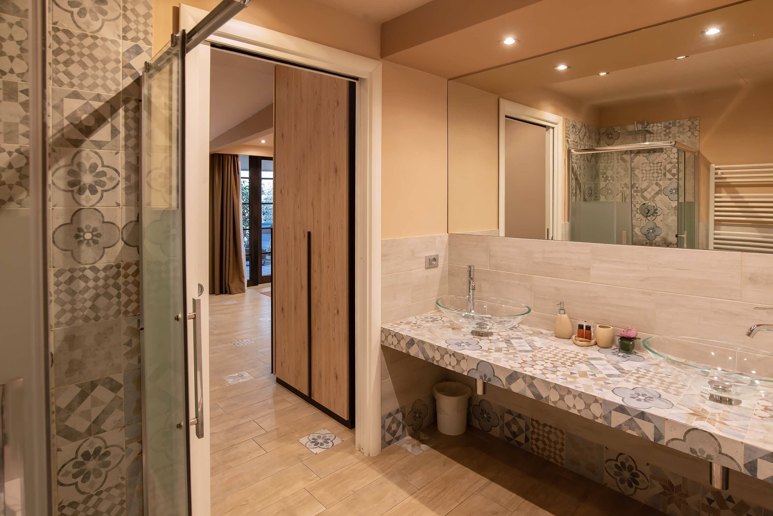 deluxe studio, 1 double bed | bathroom | combined shower/bathtub, free toiletries, hair dryer, bidet