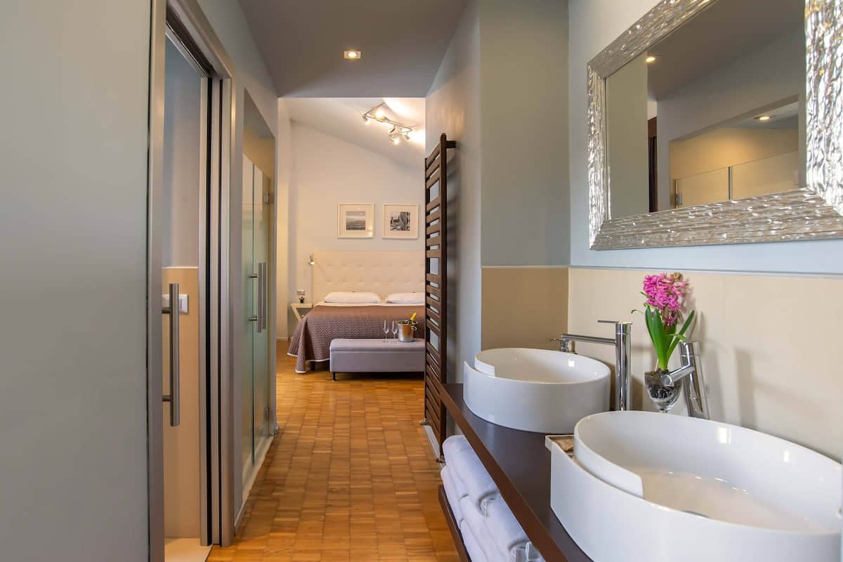 panoramic suite, jetted tub | minibar, in-room safe, desk, laptop workspace