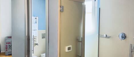 Un baño moderno con inodoro, bidé y ducha.