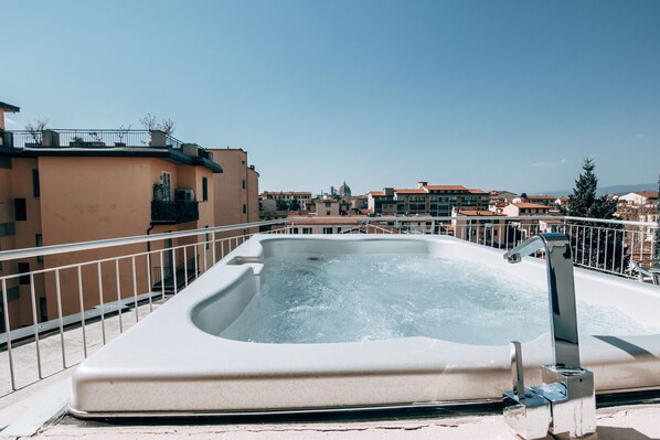 Suíte panorâmica, banheira de hidromassagem | Comodidades do quarto