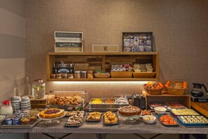 Café da manhã com buffet grátis todos os dias